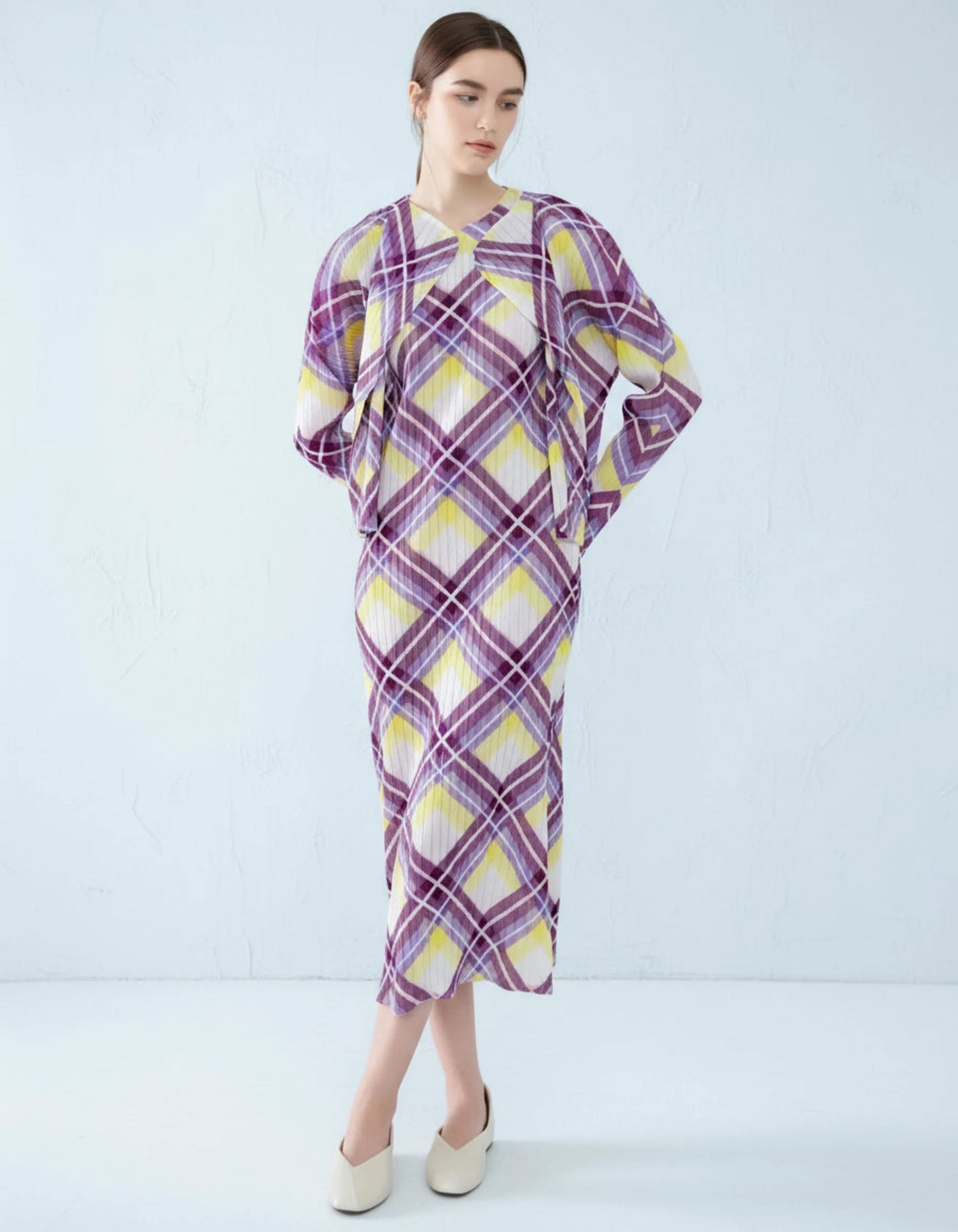Elegant Plissé Dress & Cardigan