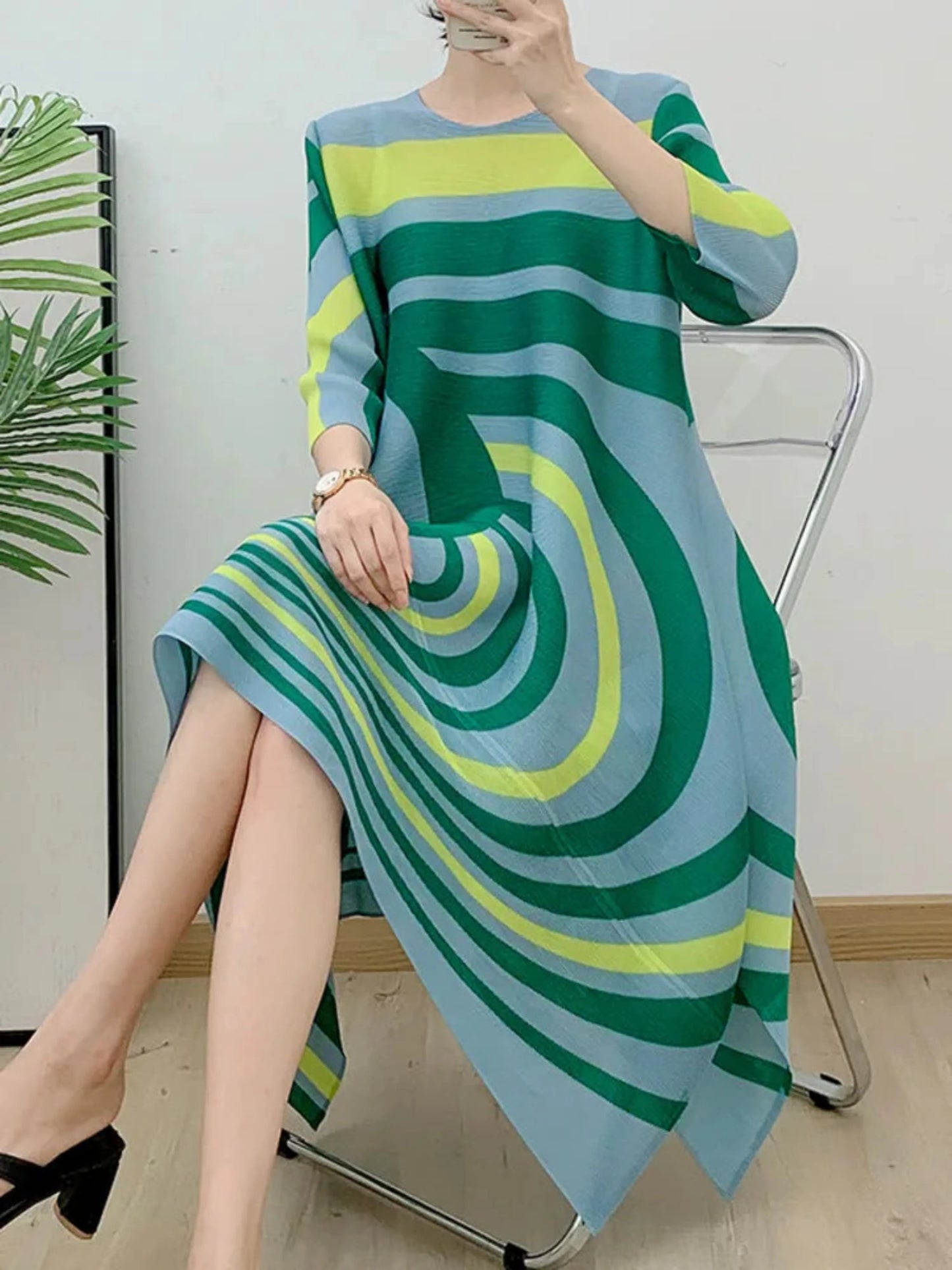 Elegant Swirl Pleated Dress