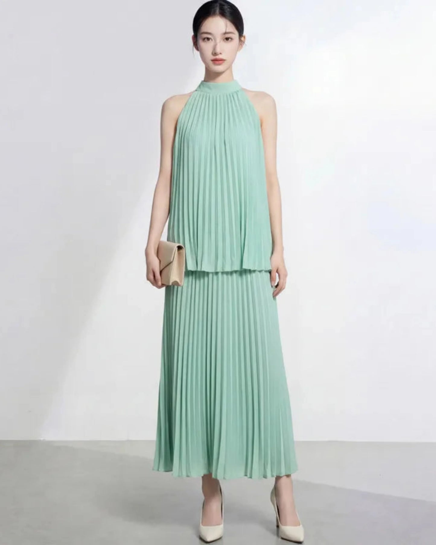 Elegant Plissé Halter Midi Dress